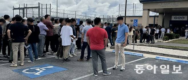 현대자동차-LG에너지솔루션 합작 배터리 공장(HL-GA) 건설 현장에서 체포된 직원들이 억류된 미국 조지아주 포크스턴 구금소 입구에 7일(현지 시간) 이른 아침부터 긴 줄이 생겼다. 대부분 구금된 동료를 만나기 위해 이곳에 온 한국인들이다. 한국인 여성 구금자들은 이곳에서 차로 4시간 떨어진 스튜어트 구금소에 있다. 독자 제공
