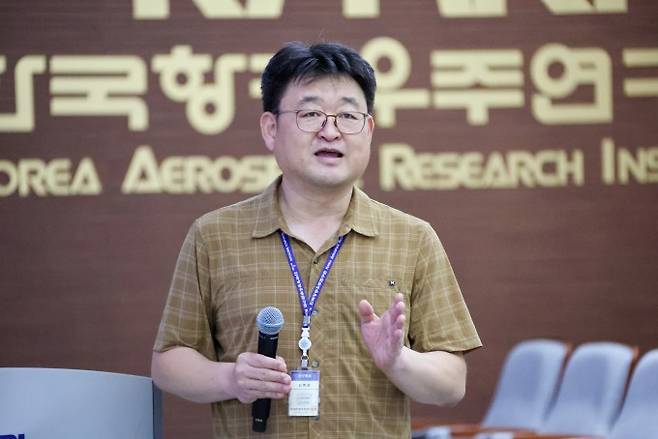 신한섭 항우연 비행안전기술부 책임연구원이 누리호 발사과정에 대해 설명하고 있다. 한국항공우주연구원 제공