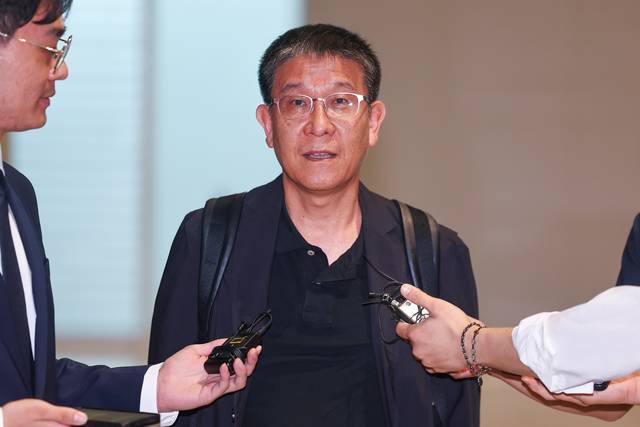 7일 인천국제공항 제2여객터미널에서 LG에너지솔루션 김기수 인사최고책임자가 현장 대응을 위해 미국으로 출국하기 전 취재진에 입장을 밝히고 있다. 연합뉴스 제공.