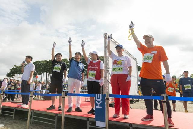 성인모 TUV SUD코리아 상무, 김영미 헨켈코리아 대표, 마리 안토니아 폰 쉔부르크 KGCCI 대표, 외른 바이써트 주한독일부대사가 출발총을 쏘고 있다.