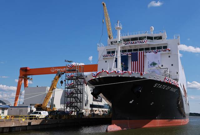 미국 필라델피아의 한화 필리조선소 크레인 옆으로 명명식을 하는 ‘스테이트 오브 메인’호가 떠 있다. 연합뉴스.