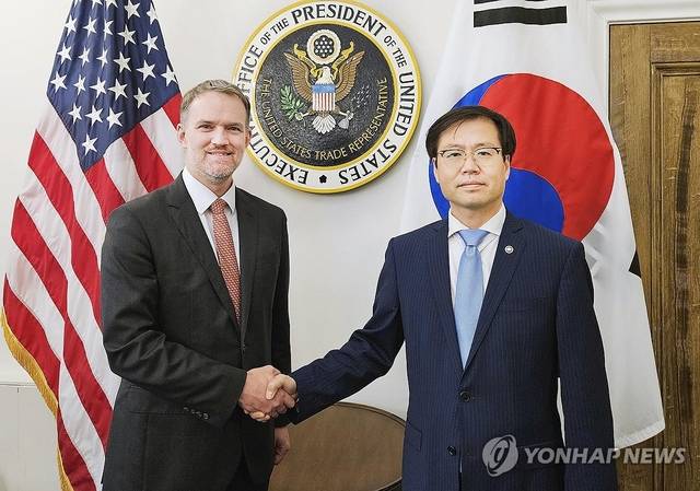 여한구 통상교섭본부장이 제이미슨 그리어 미국 무역대표부 대표를 만나고 있다. [연합뉴스]