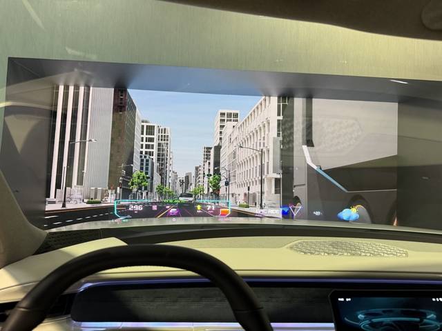 독일 뮌헨에서 8일(현지시간) 개막한 ‘IAA 모빌리티 2025’에 마련된 현대모비스 프라이빗 부스 앞에 홀로그래픽 윈드쉴드 디스플레이가 전시돼 있다. 임주희 기자