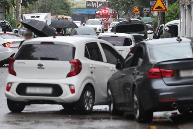 인천 계양구 작전동의 한 도로에 폭우로 침수차량이 뒤엉켜있다. [연합뉴스]
