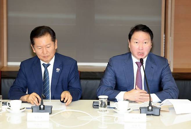 최태원 대한상공회의소 회장(오른쪽)이 8일 서울 중구 대한상공회의소에서 열린 더불어민주당 정청래 대표와의 정책 간담회에서 인사말을 하고 있다. 연합뉴스