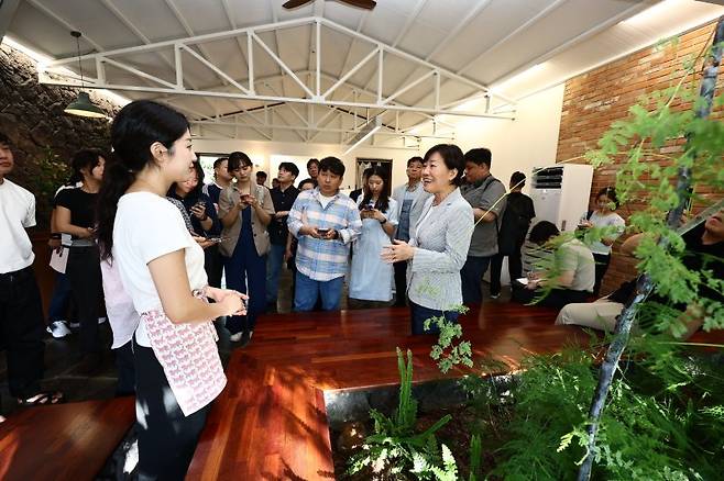제주 서귀포시 안덕면 화순리에 위치한 카페 포레스트제이카우쉐드는 옛 축사와 숙소, 창고를 카페로 재생한 곳이다. 송미령 농림축산식품부 장관이 카페를 둘러보고 있다