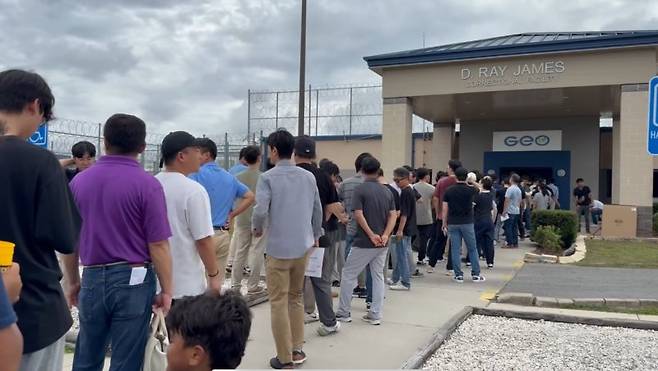 구금된 직원들 못만나고 허탕. 7일(현지시간) 미국 조지아주 포크스턴의 이민세관단속국(ICE) 구금시설 앞에서 지난 4일 불법체류 혐의로 체포된 직원들을 면담하려는 한국 기업 관계자들이 차례를 기다리고 있다. 이날 대기한 관계자들은 약 100명으로 알려졌으나, 면담에 성공한 인원은 20명 남짓에 불과했다. 연합뉴스
