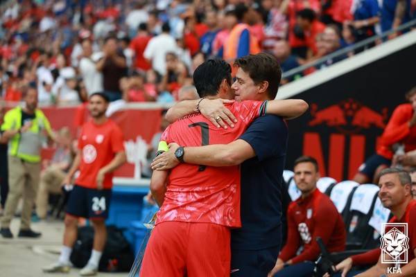 손흥민(왼쪽, 남자 축구대표팀), 마우리치오 포체티노 미국 감독. 대한축구협회 제공