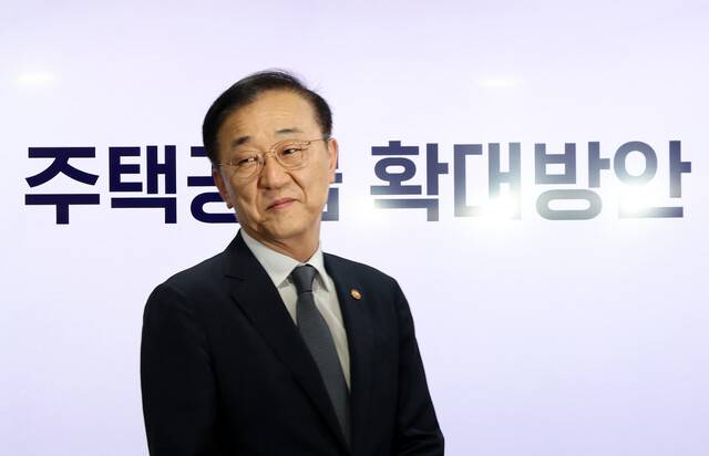 김윤덕 국토교통부 장관이 7일 정부서울청사에서 부동산 주택공급 확대 방안을 발표를 위해 입장하고 있다. 연합뉴스