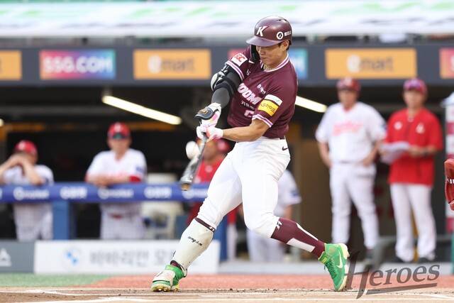 키움 히어로즈 송성문이 2일 인천 에스에스지(SSG) 랜더스와 경기에서 공을 때리고 있다. 키움 히어로즈 제공
