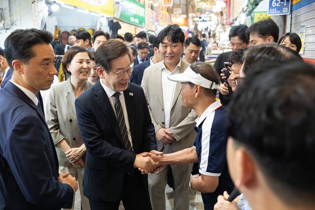 5일 인천 용현시장을 방문한 대통령실은 이재명 대통령. 대통령실 제공