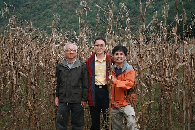 2007년 한겨레경제연구소 설립을 함께 주도했던 필자(왼쪽 둘째)와 고인(셋째) . 필자 제공