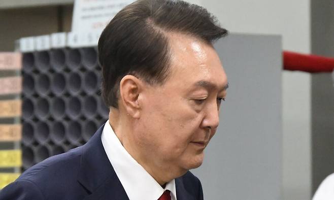 12·3 비상계엄 사태 관련 내란 혐의를 받는 윤석열 전 대통령이 7월9일 서울 서초구 서울중앙지방법원에서 구속 전 피의자 심문(영장실질심사)을 마치고 법원을 나서고 있다. 사진공동취재단