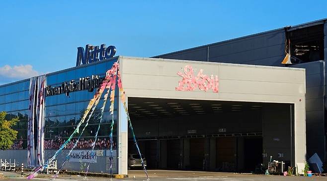 박정혜 한국옵티칼하이테크지회 수석부지회장이 해고자 복직을 요구하는 600일 고공농성을 마치고 내려온 2025년 8월29일, ‘닛토’라고 적힌 글자 뒤에 있던 농성장이 사라지고 없다. 김민지씨 제공.