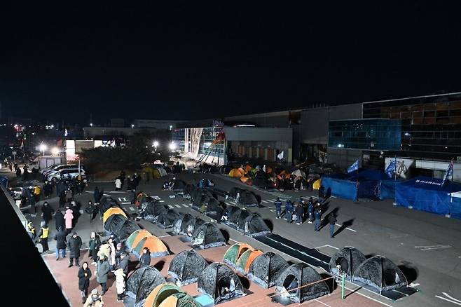 2025년 1월10일 한국옵티칼하이테크 공장 앞에서 연대 시민들이 텐트를 치고 노숙하며 복직 투쟁을 응원하고 있다. 금속노조 제공