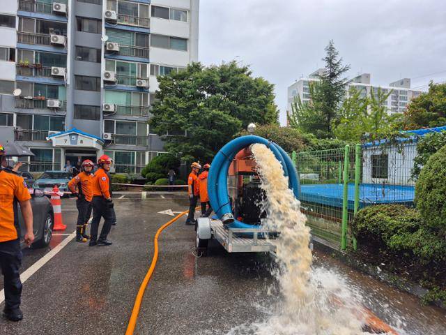 밤사이 내린 집중호우로 7일 전북 군산시 문화동 한 아파트의 변압기, 펌프실 등이 갖춰진 지하실이 침수돼 소방당국이 배수 작업을 하고 있다. 이 아파트는 전날부터 전기·수돗물 공급이 끊겼다. 전북소방본부 제공