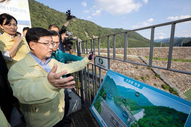 김성환 환경부 장관이 22일 강원 평창군 도암댐을 찾아 시설과 수질 현황을 살펴보고 있다. 환경부 제공
