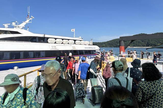 지난달 22일 인천 옹진군 덕적도 선착장에 정박한 여객선에서 쏟아져 나온 관광객과 섬 주민들이 이동하고 있다. 이환직 기자