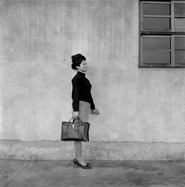 1964년 활동한 아모레퍼시픽의 방문 판매 상담원 모습. 아모레퍼시픽그룹 제공