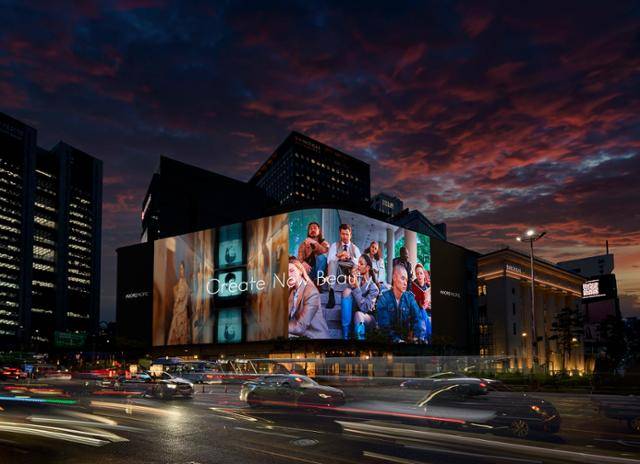 아모레퍼시픽이 창립 80주년을 맞아 서울 중구 신세계스퀘어에서 선보이고 있는 기업 브랜드 필름. 아모레퍼시픽그룹 제공