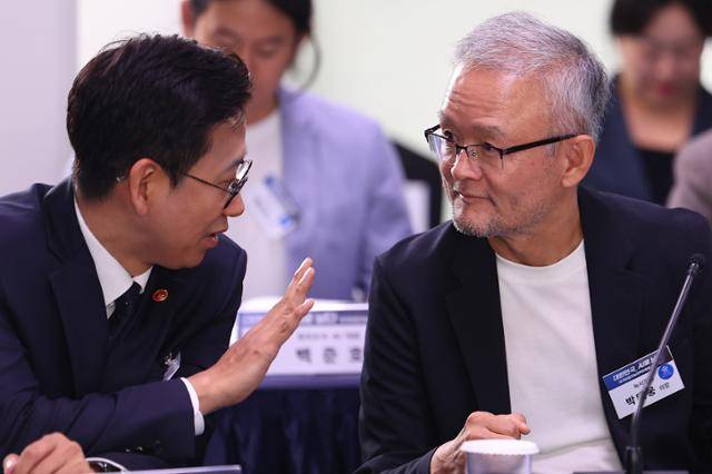 배경훈(왼쪽) 과학기술정보통신부 장관과 박태웅 공공AX분과장이 8일 서울 중구 서울스퀘어에서 열린 국가인공지능(AI) 전략위원회 출범식에서 대화를 나누고 있다. 뉴시스