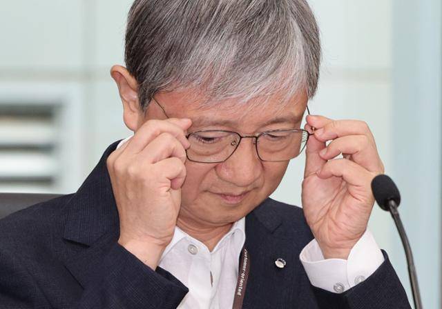 이찬진 금융감독원장이 8일 오전 서울 여의도 금융투자협회에서 열린 금융감독원-금융투자회사 CEO 간담회에서 안경을 고쳐쓰고 있다. 뉴시스