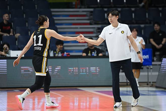 KB 강이슬(왼쪽)이 7일 부산 사직실내체육관에서 열린 사라고사와의 2025 BNK금융 박신자컵 3위 결정전 중 김완수 감독과 하이파이브하고 있다. 사진=WKBL