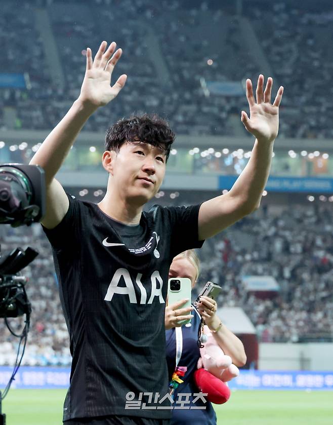 잉글랜드 프리미어리그 토트넘 홋스퍼와 뉴캐슬 유나이티드가 맞붙는 '2025 쿠팡플레이 시리즈' 두번째 경기가 3일 오후 서울 마포구 서울월드컵경기장에서 열려 1대 1 무승부로 마쳤다. 경기 후 손흥민이 그라운드를 돌며 관중에 인사하고 있다. 상암=김민규 기자 mgkim1@edaily.co.kr /2025.08.03/