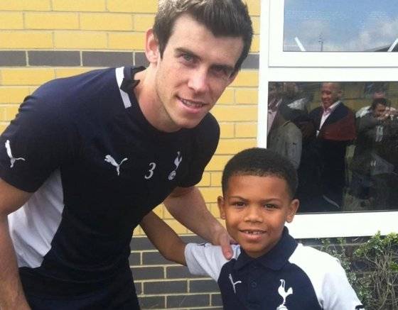 가레스 베일(왼쪽)과 데인 스칼렛. 사진=토트넘 공식 SNS