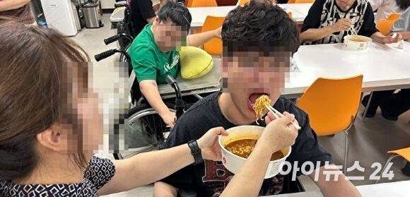 오산시하나울복지센터를 이용하는 중증장애인이 점심으로 라면을 먹고 있는 모습. [사진=김장중기자]
