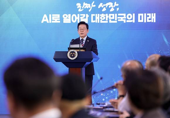 이재명 대통령이 8일 서울 중구 서울스퀘어에서 열린 국가인공지능(AI) 전략위원회 출범식에서 발언하고 있다 [사진=연합뉴스]