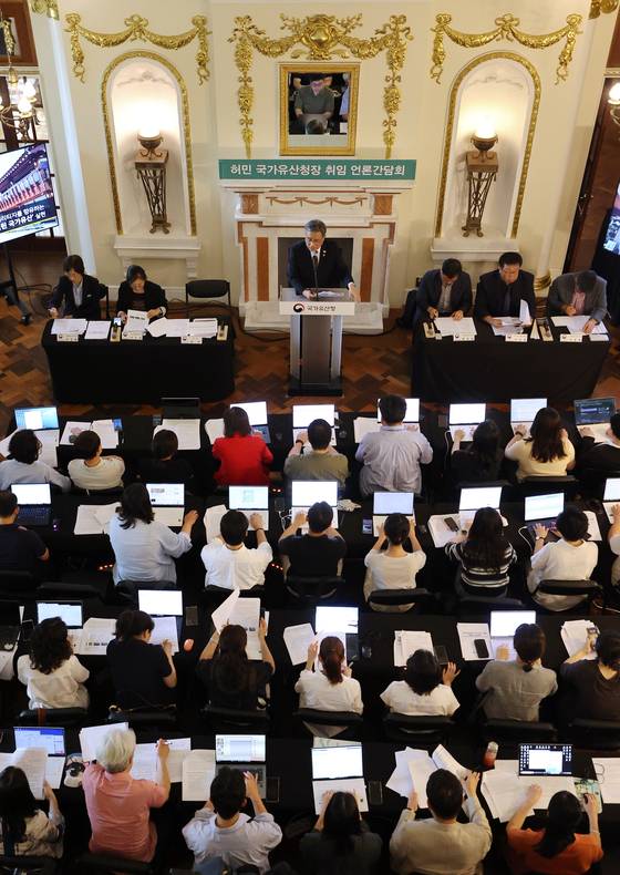 허민 국가유산청장이 8일 서울 중구 덕수궁 석조전에서 열린 취임 언론간담회에서 국가유산 정책을 발표하고 있다. 연합뉴스