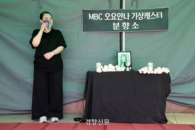 8일 서울 마포구 상암 MBC 신사옥 앞에 마련된 故오요안나 1주기 추모 분향소에서 어머니 장연미씨가 MBC의 재발방지 대책을 촉구하며 단식농성을 하고 있다. 정지윤 선임기자