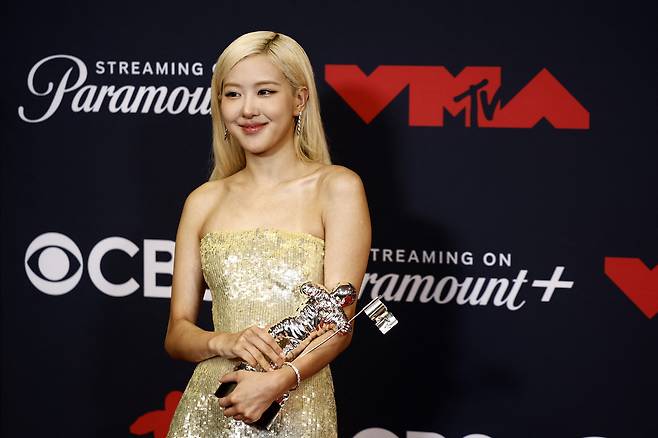 가수 로제가 7일(현지시간) 미국 뉴욕 UBS 아레나에서 열린 MTV VMA에서 ‘올해의 노래’ 트로피를 안고 포즈를 취하고 있다. 로이터연합뉴스