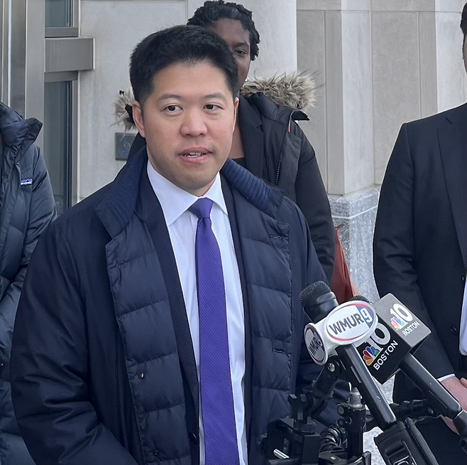 미국 인권단체인 ACLU(American Civil Liberties Union, 미국 시민 자유 연맹)에서 이민 문제, 이주민 인권을 다루고 있는 김상엽 미국 변호사가 지난 1월 미국 뉴햄프셔주 연방법원에 낸 위헌 소송 공판 후 기자회견에서 발언하고 있다. 김 변호사 제공