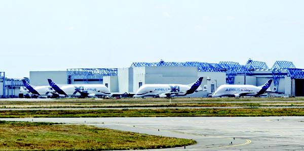 유럽 우주항공 수도인 툴루즈 관문 툴루즈 블라냑 공항에 에어버스의 초대형 수송기인 일명 ‘벨루가(Airbus Beluga XL, Airbus A330-700L)’가 대기 중이다. 이 화물기는 유럽 각지에서 생산된 부분품을 에어버스 본산이자 총조립 라인인 블라냑 공장에 운송한다.