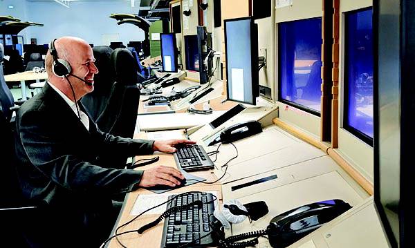 툴루즈의 그랑제꼴인 국립민간항공학교 ENAC의 마크 슈포 국제산학연팀장이 항공 시뮬레이션을 선보이고 있다.  정옥재 기자