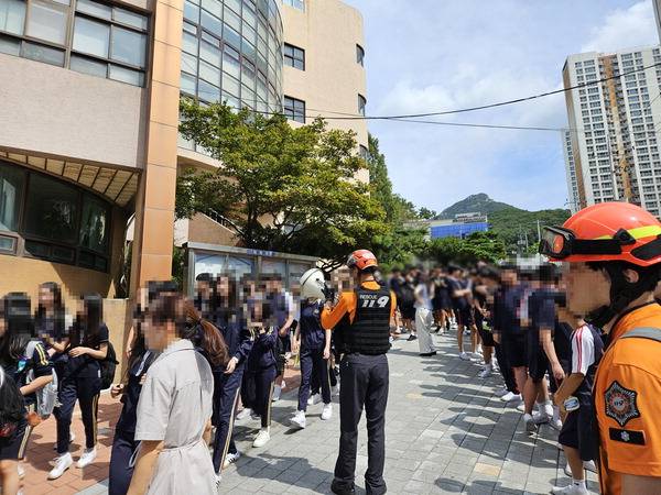 8일 폭발물 테러 협박 팩스가 접수된 부산 북구 한 중학교에서 학생들이 대피하고 있다.  부산소방재난본부 제공