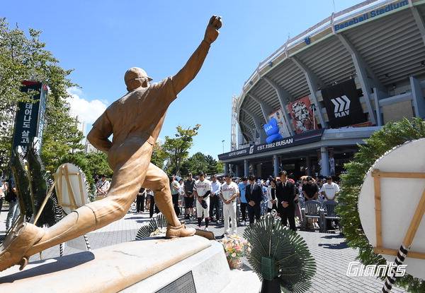 지난해 최동원 선수 기일을 맞아 사직구장 앞에서 추도식이 열렸다.  롯데 자이언츠 제공