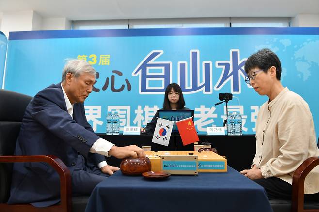 만 72세 조훈현 9단(왼쪽)이 만 61세 루이 9단에게 전성기를 방불케하는 모습으로 승리를 따냈다. 한국기원 제공