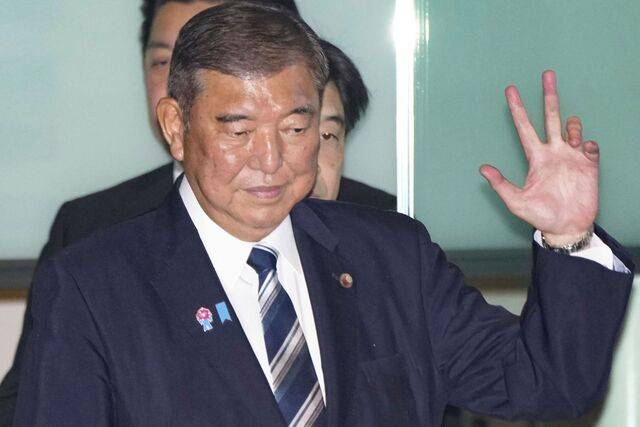 이시바 시게루 일본 총리가 7일 사임 의사 표명을 위해 기자회견이 열리는 도쿄 총리 관저에 들어서고 있다. AP연합뉴스