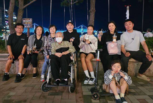 이 목사와 가족이 지난 5월 말 이랜드그룹 사회공헌자 여행 프로그램에 참여한 모습. 이 목사 제공