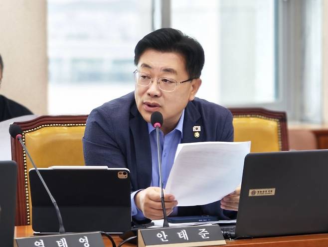 국회 국토교통위원회 소속 안태준 더불어민주당 의원이 지난 7월 29일 김윤덕 국토부 장관 후보자 인사청문회에서 정부의 주택 공급 정책 방안에 대해 질의하고 있다. 안태준 의원실 제공