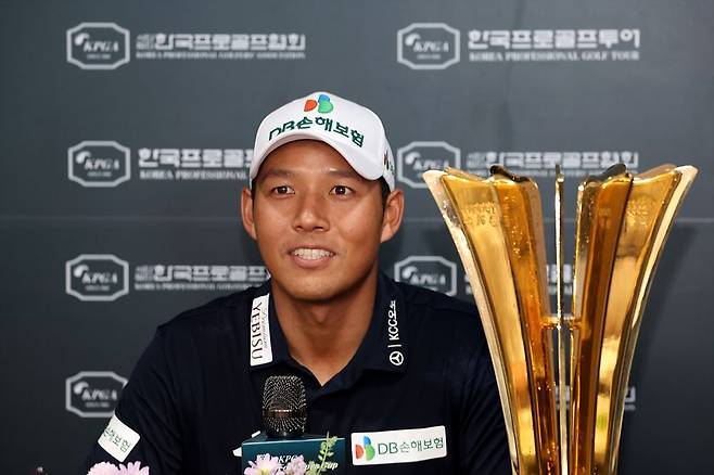 지난 7일 전남 영암군 골프존카운티 영암45에서 끝난 KPGA투어 KPGA 파운더스컵에서 시즌 2승째를 거둔 문도엽이 기자회견장에서 질문에 답하고 있다. KPGA