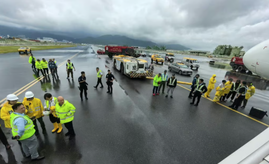 8일 오전 홍콩국제공항에 착륙하던 베이징발 홍콩익스프레스 항공기가  활주로를 이탈해 수습작업이 진행중이다. SCMP 캡처