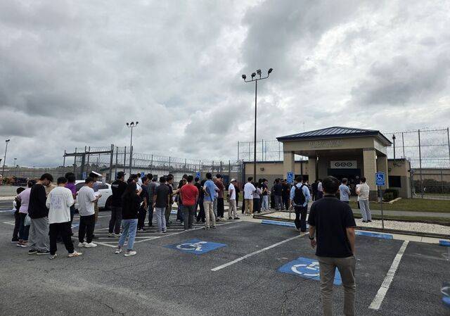 미국 조지아주 포크스턴의 구금시설 앞에서 7일(현지시간) 오전 한국인 근로자들을 면회하러 온 동료 직원들이 줄을 서 있다.