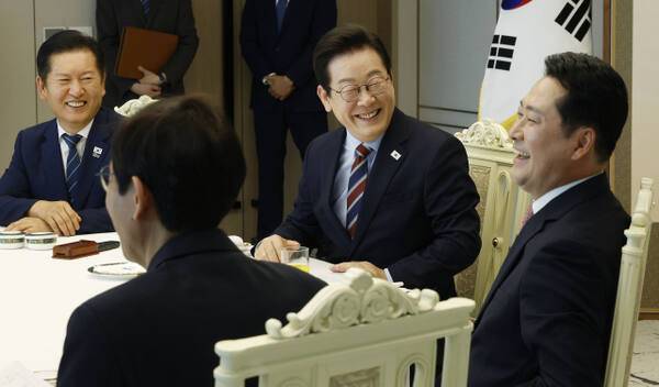 이재명 대통령이 8일 용산 대통령실에서 여야 지도부 오찬 회동을 하고 있다. 왼쪽부터 더불어민주당 정청래 대표, 이 대통령, 국민의힘 장동혁 대표. 연합뉴스