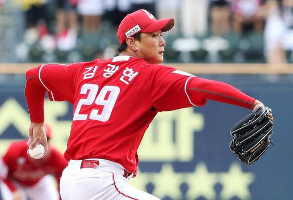 SSG 랜더스 김광현이 전력투구 하고 있다. SSG랜더스 제공