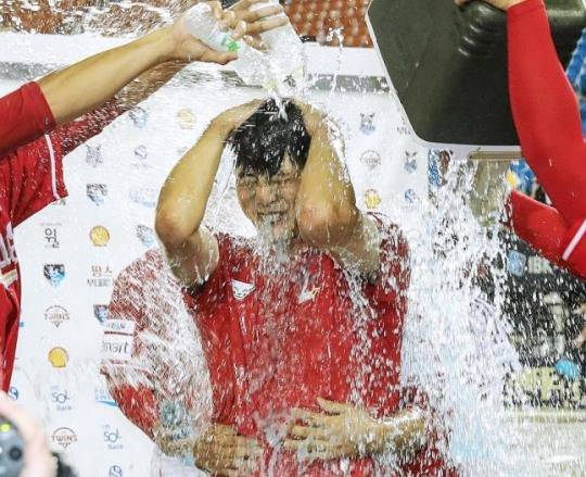 개인 통산 2천 탈삼진 축하받는 김광현 / 사진=SSG 랜더스 제공. 연합뉴스