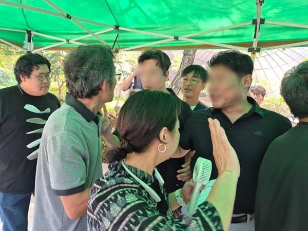 ▲ 유족과 단체들이 기자회견 중 분향소 천막을 설치하는 과정에서 경찰과 MBC 직원이 막아서며 실랑이가 벌어지기도 했다. 사진=김예리 기자.